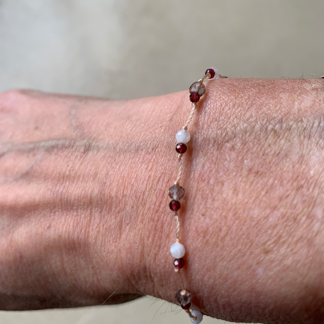 Bracelet ajustable Dune en pierres semi précieuses montée sur fil de soie