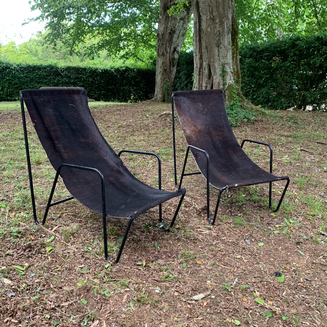Paire de chaises longues vintage, montants tubulaires noir et peau de vache foncée