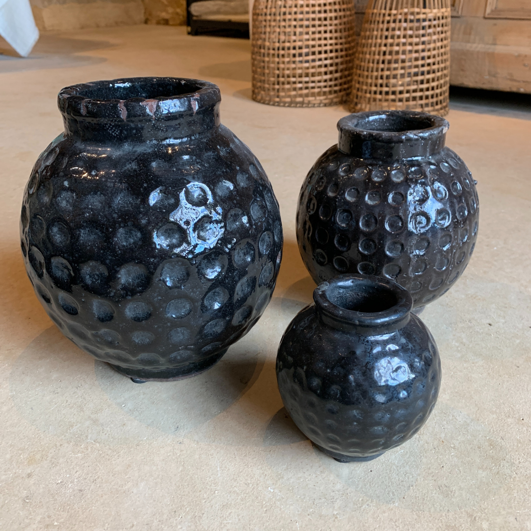 Vase noir en terre cuite émaillée noire