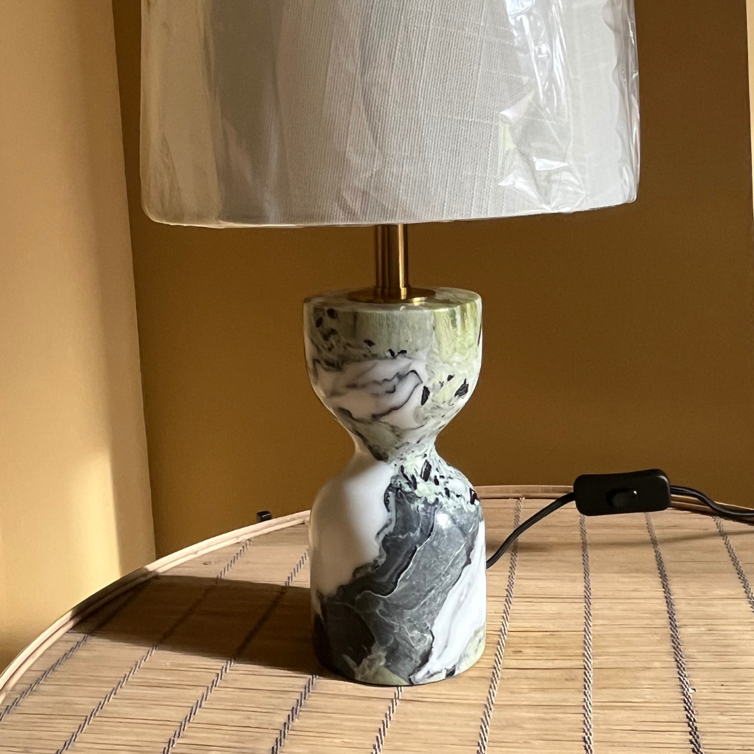 Pied de lampe en marbre vert et blanc et son abat-jour